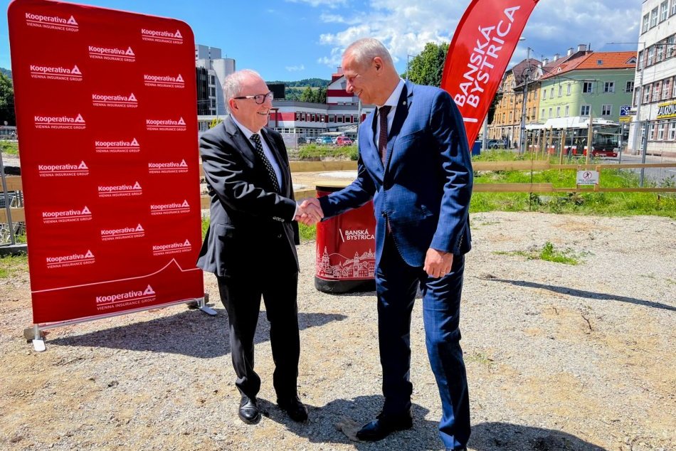 V OBRAZOCH: V Bystrici stavajú parkovací dom s vyše 200 miestami