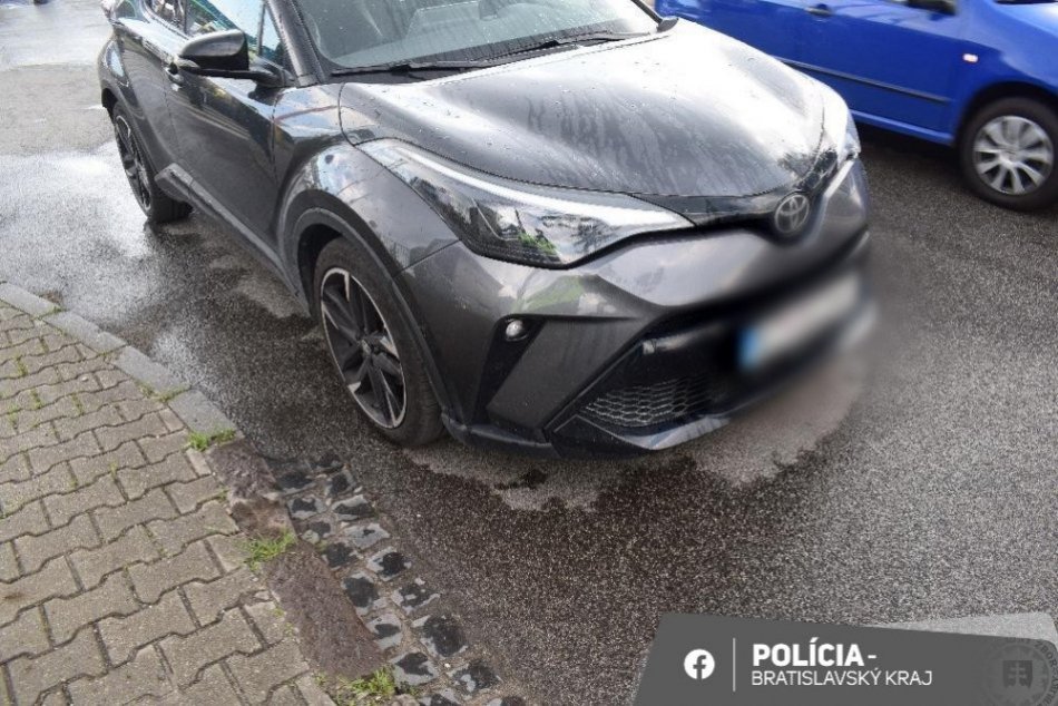 Mladík na priechode zrazil ženu s kočíkom