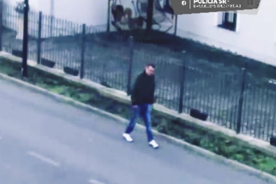 V OBRAZOCH: Spoznávate muža na fotkách? Hľadá ho polícia
