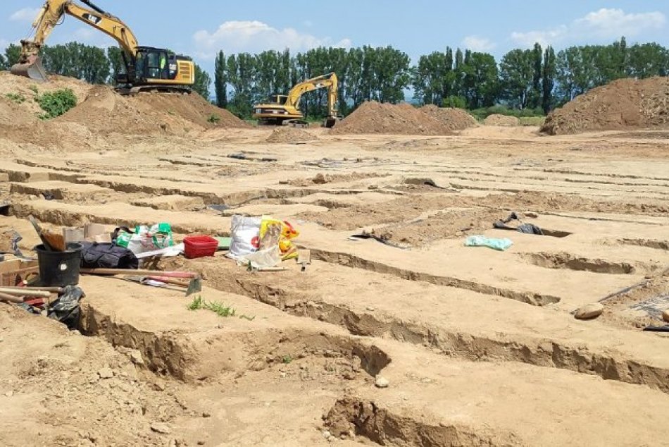 Na území budúceho Strategického parku Valaliky objavili pohrebisko