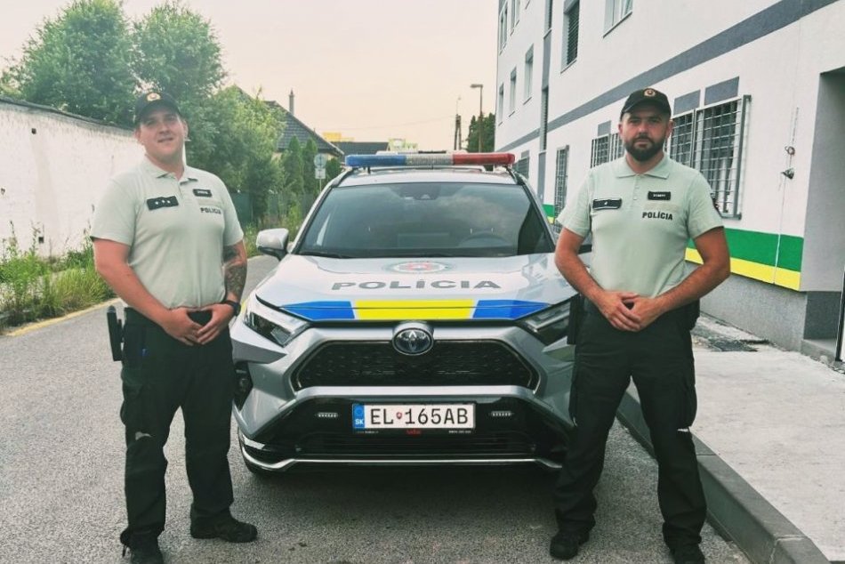 Policajti zachránili život zranenému mužovi