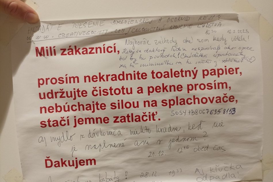 Oznam na dámskych WC