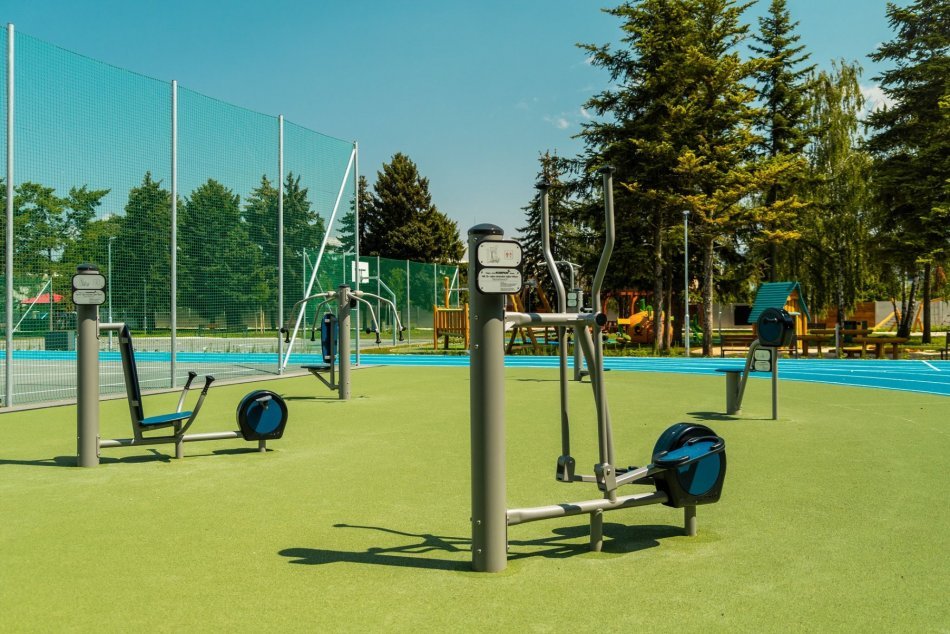 Vynovený areál na ZŠ na Námestí SUT