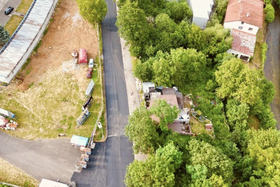 V OBRAZOCH: Cestu na Amfiteáter orpavujú