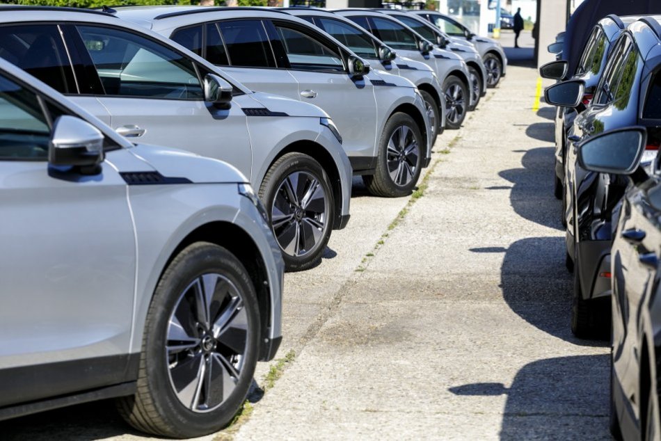 Policajti dostali 24 kusov elektromobilov Škoda Enyaq