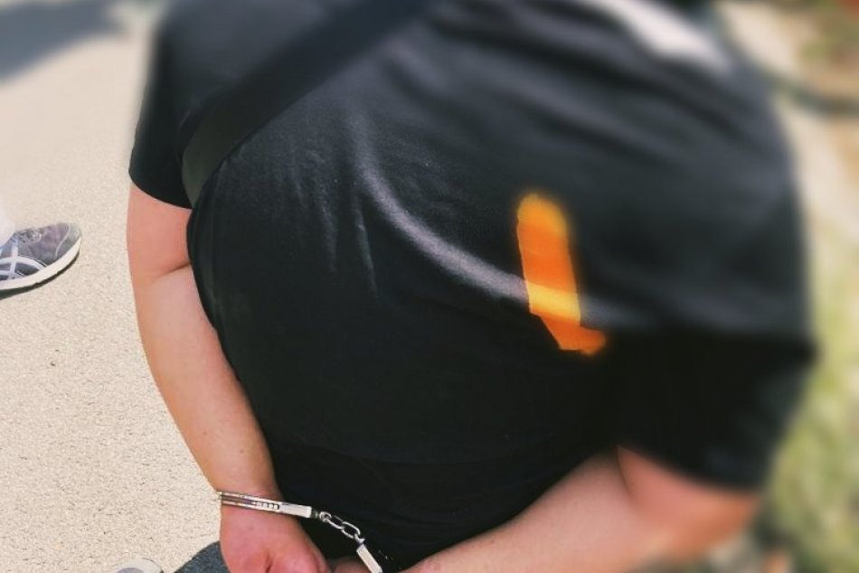 V OBRAZOCH: Polícia zadržala 4 osoby pre podozrenie z drogovej činnosti