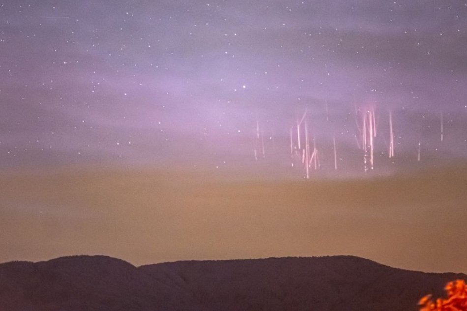 Červení škriatkovia počas búrky