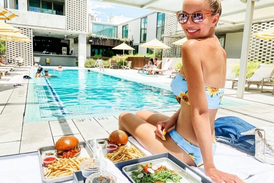 Lucia Oškerová a herec Anthony Michael Hall