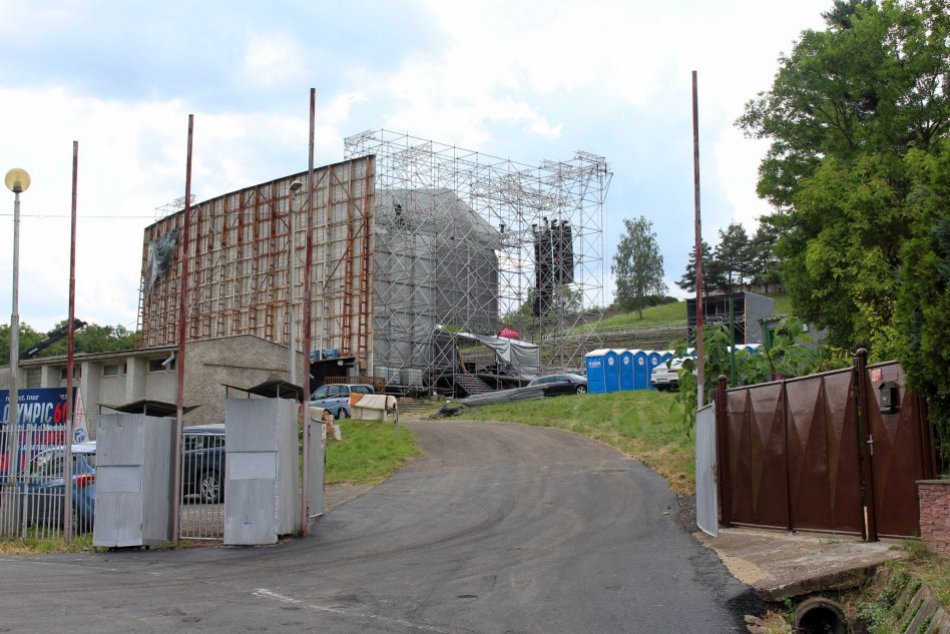 V OBRAZOCH: Prípravy na megakoncerty The Hollywood Vampires a Deep Purple