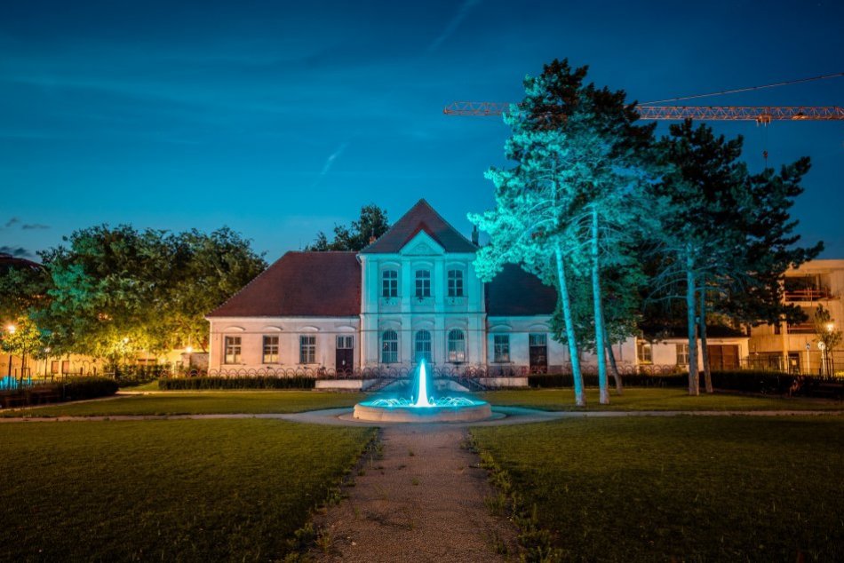 Večerné fontány v Ružovom parku