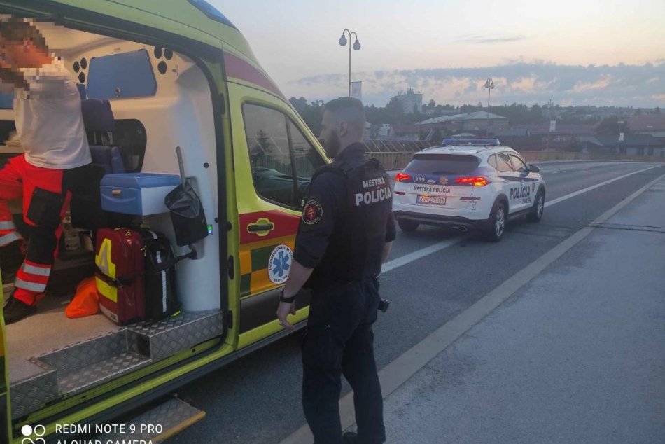 V OBRAZOCH: Žena chcela skočiť z mosta, mestskí policajti zasiahli