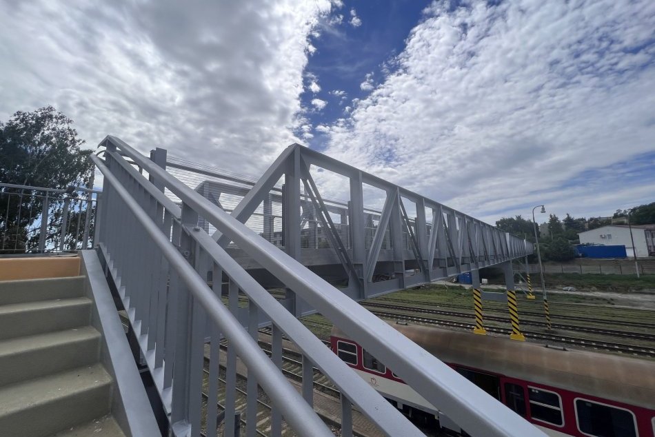 Pešia lávka nad železnicou je hotová