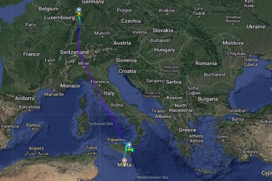 Pilot na oblohe "nakreslil" veľký pohlavný úd