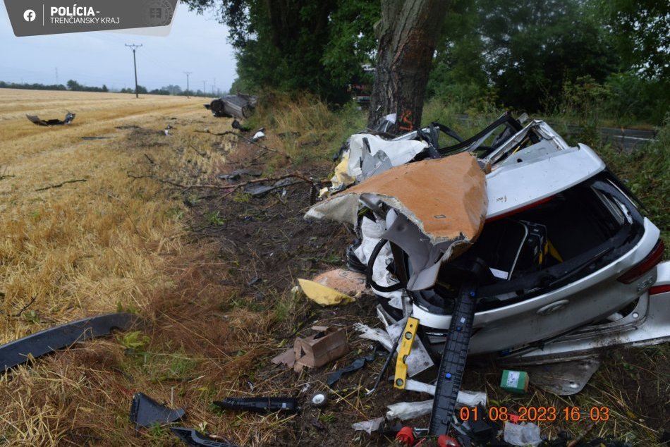 Auto po náraze roztrhlo na dve časti