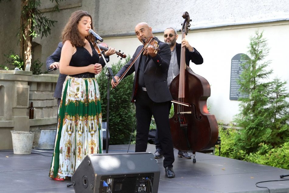 V OBRAZOCH: Pietna spomienka pri príležitosti Pamätného dňa rómskeho holokaustu