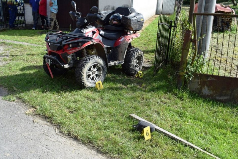 FOTO: Traja mladí ľudia havarovali na štvorkolke