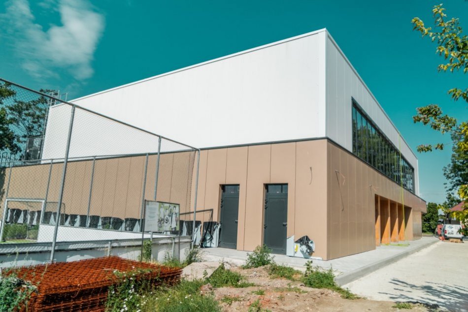Žiaci v Modranke sa môžu tešiť na modernú telocvičňu: FOTO tesne pred dokončením