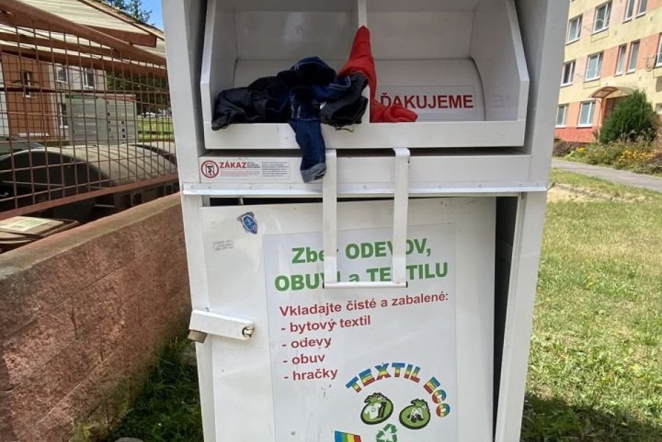 V OBRAZOCH: Vandali poškodzujú kontajnery na textil