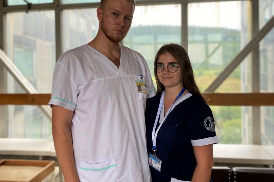 V OBRAZOCH: Študenti trávia letné prázdniny v Rooseveltovej nemocnici