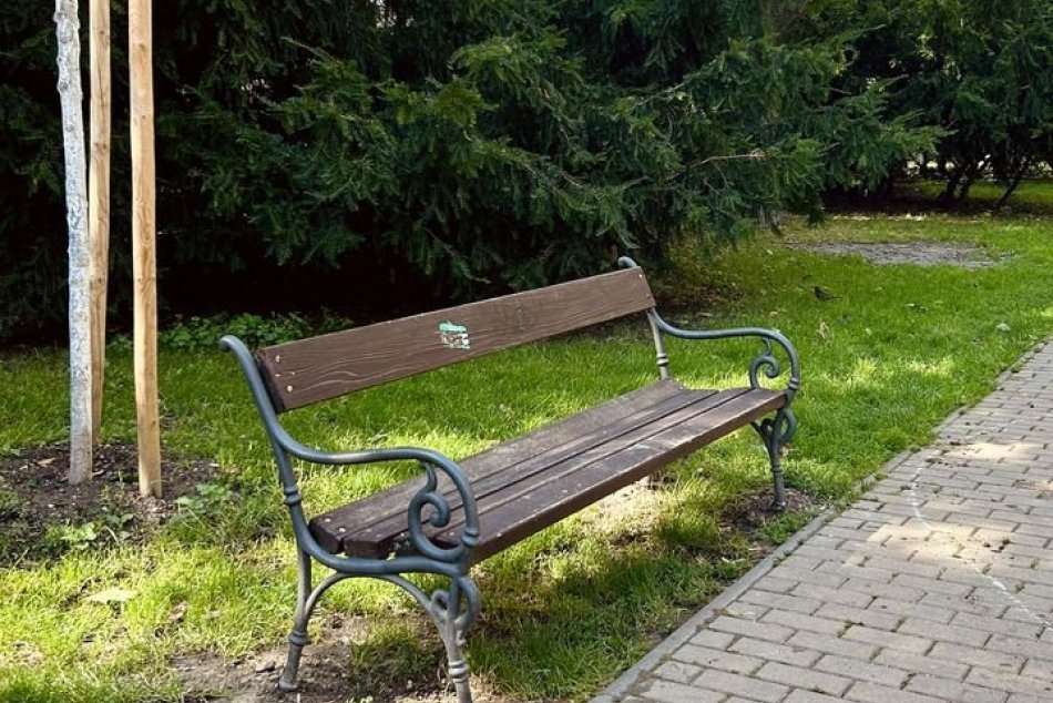 Lavičky už sú po "nálete" vandalov na svojich miestach