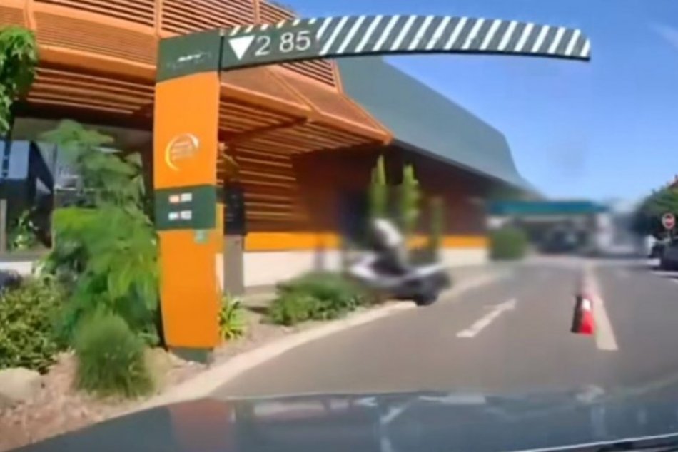 Motorkár narazil to steny reštaurácie