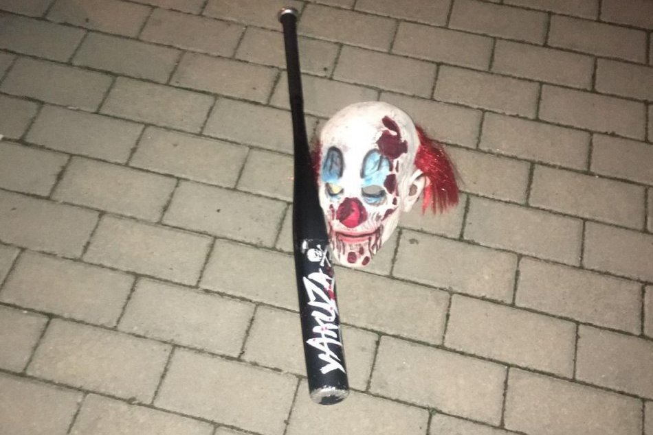 HOROR v Nitre: Mladý pár prenasledoval muž s maskou klauna a železnou pálkou