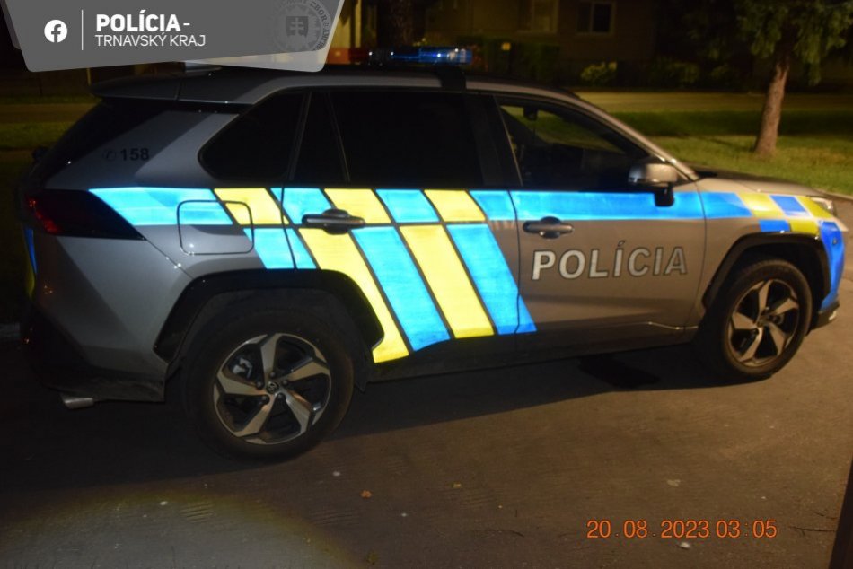 Kuriózna nehoda: Opitý vodič nabúral do NOVÉHO policajného auta