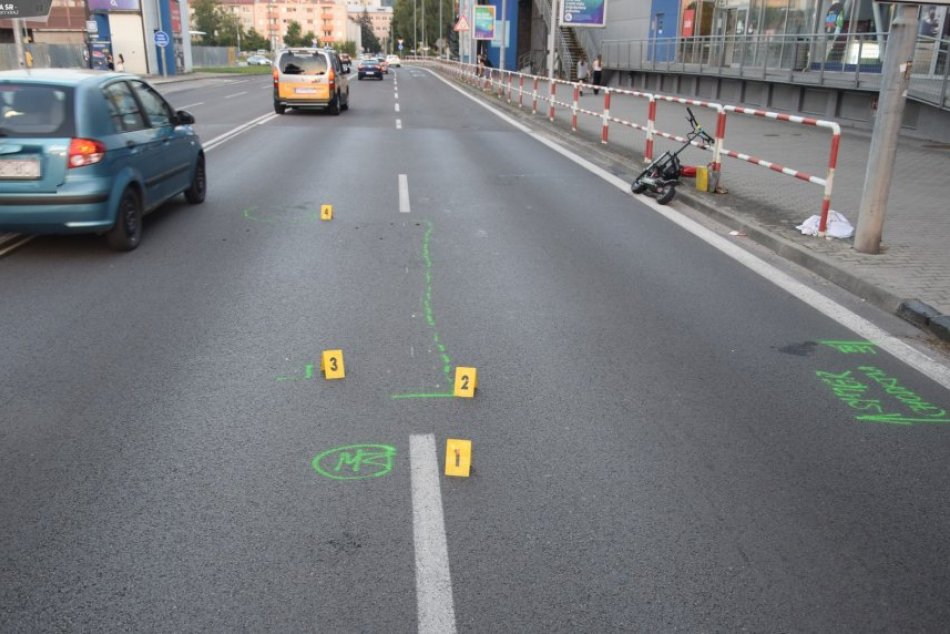 Tragická nehoda kolobežkára a chodkyne