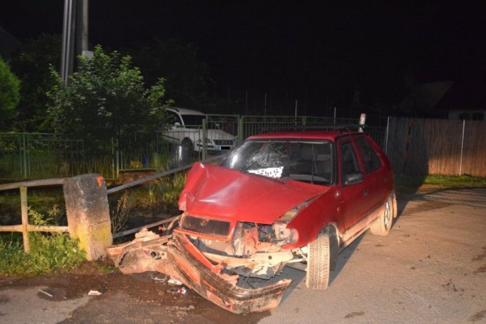 Následky nezodpovednosti vodiča si odniesla spolujazdkyňa