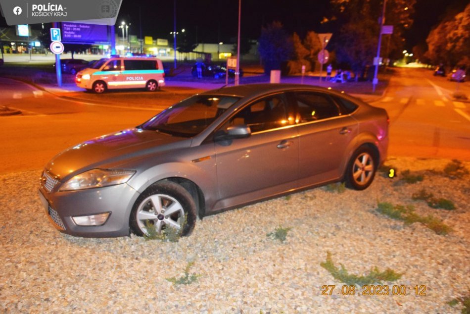 Vodič unikal pred políciou a uviazol v strede kruhového objazdu