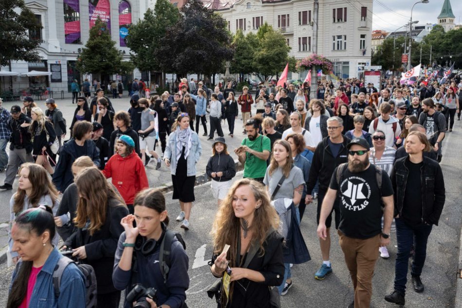 Demonštranti a ich posolstvo boja proti fašizmu.