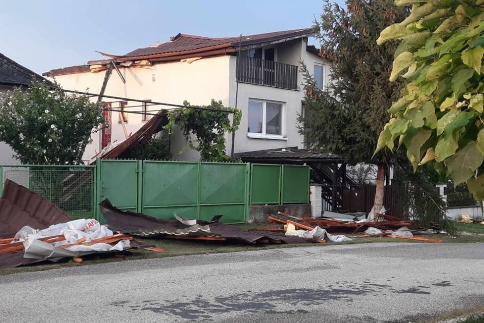 Veterná smršť vyčíňala aj pri Nitre: Vietor strhol strechu z rodinného domu, FOT