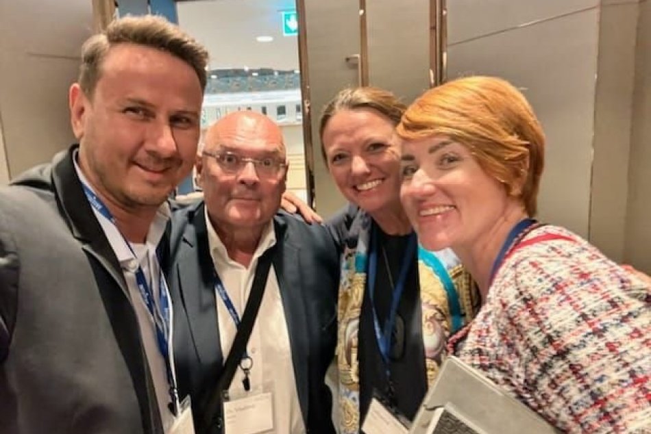 FOTO: Výsledky Centra roboticky asistovanej chirurgie prezentovali v zahraničí