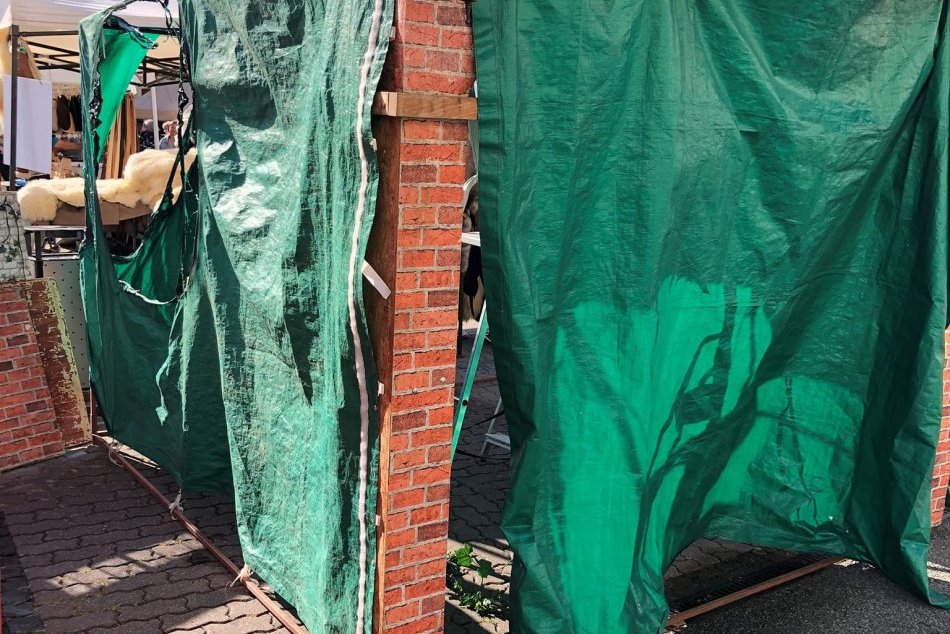 V OBRAZOCH: Odhodený ohorok vznietil jarmočný stánok