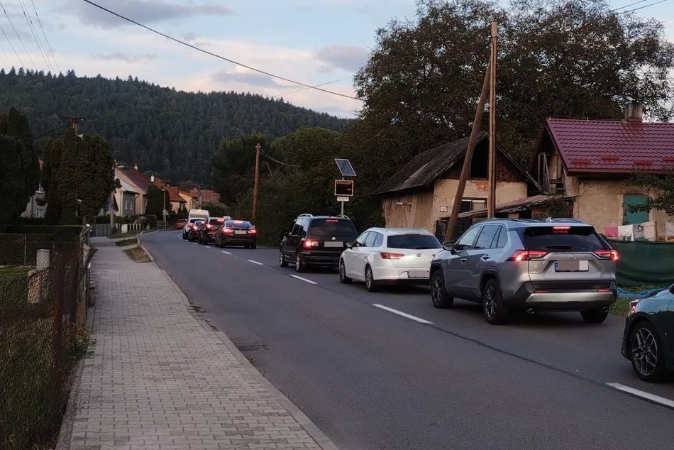 V OBRAZOCH: Kolóny medzi Banskou Bystricou a Breznom