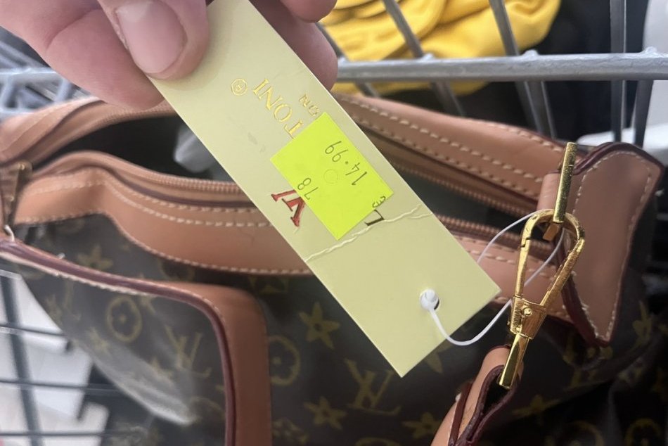 Kabelky Louis Vuitton za 15 eur? V predajni ponúkali falzifikáty, tovar zaistili