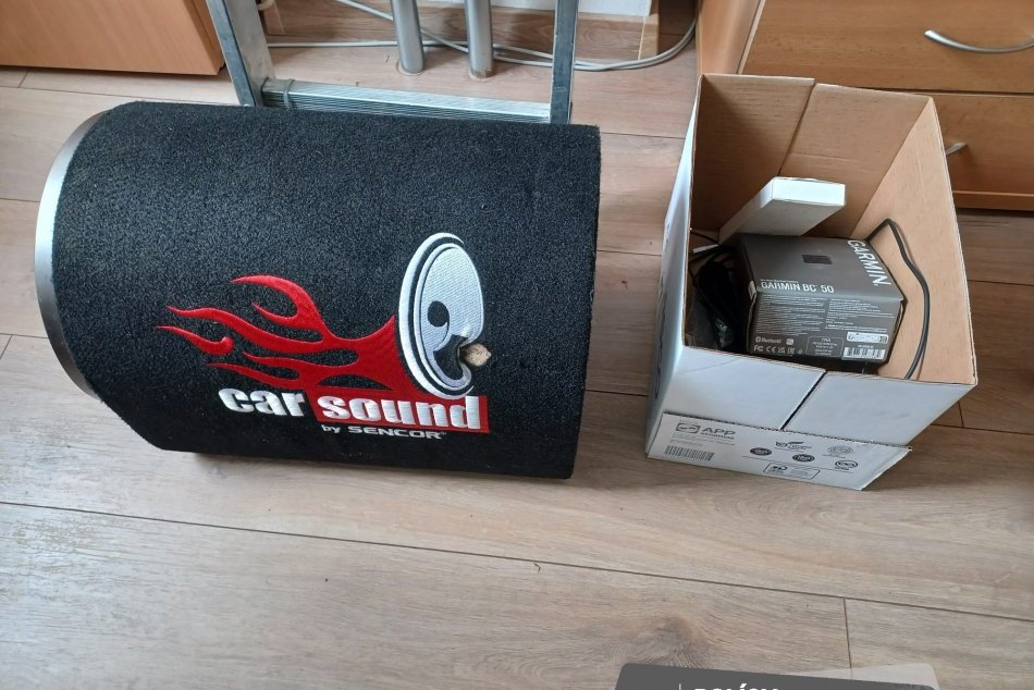 V OBRAZOCH: Zlodej vykradol tri vozidlá aj kanceláriu