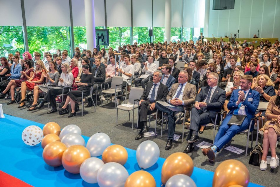 Cenu vojvodu z Edinburghu si prebralo 469 študentov