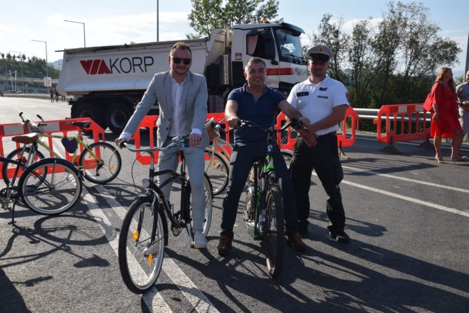 V OBRAZOCH: Brezňania "pokrstili" obchvat mesta