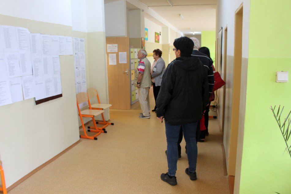 V OBRAZOCH: Jednej z bystrických volebných komisií predsedá aj 18-ročný Jakub