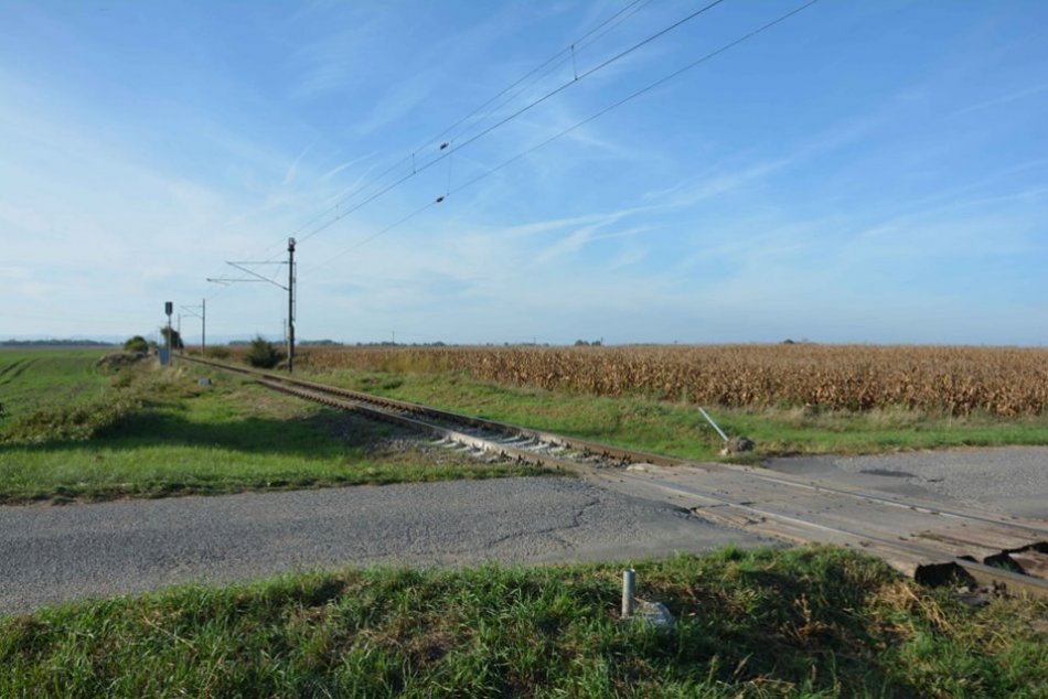 Vodiči, pozor: Zlodeji ODPÍLI a ukradli značky na železničných priecestiach