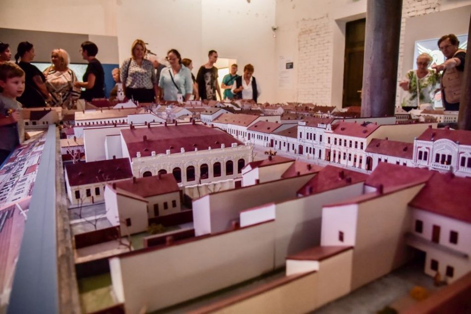V OBRAZOCH: Moderná expozícia láka raritnou maketou historického centra Lučenca