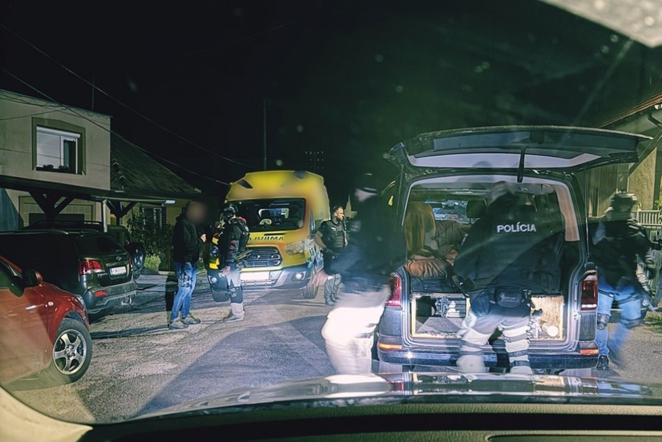 V OBRAZOCH: Zásah kukláčov v Hontianskych Tesároch