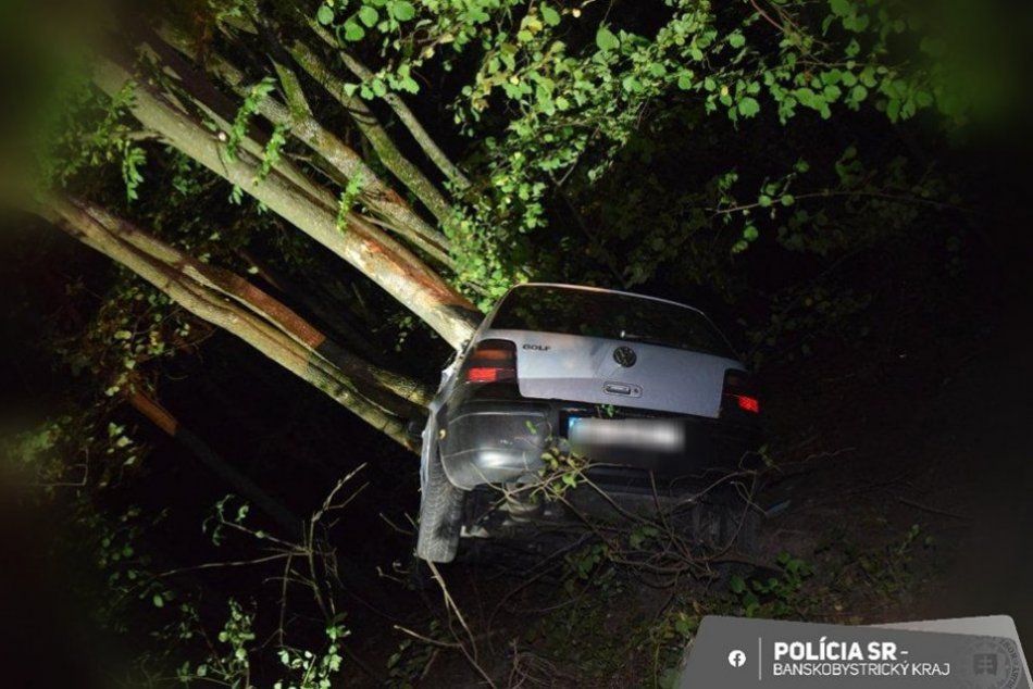 V OBRAZOCH: Pri nehode na Horehroní sa zranila celá posádka auta