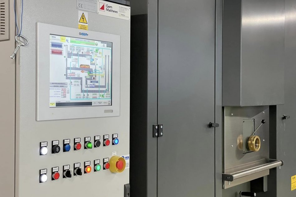 V OBRAZOCH: Začala sa skúšobná prevádzka kremačných pecí