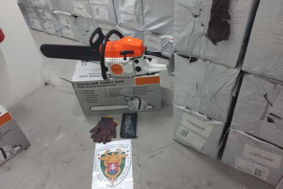 Úlovok trnavských colníkov: Zachytili falzifikáty motorových píl za milión eur