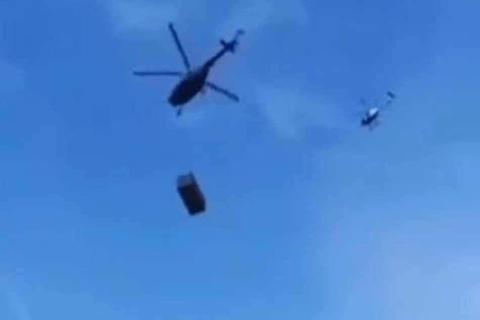 Z vrtuľníka vypustili milión dolárov