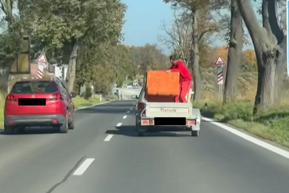 Objektívom: Risk muža ako hrom, počas cesty stál na prívesnom vozíku