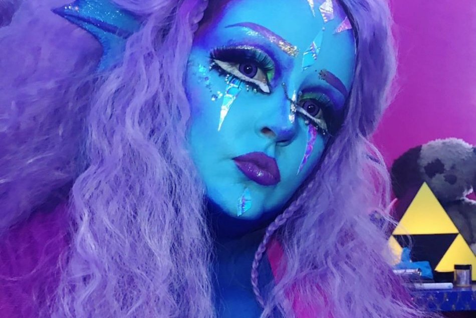 Mladá žena sa identifikuje ako mimozemšťanka