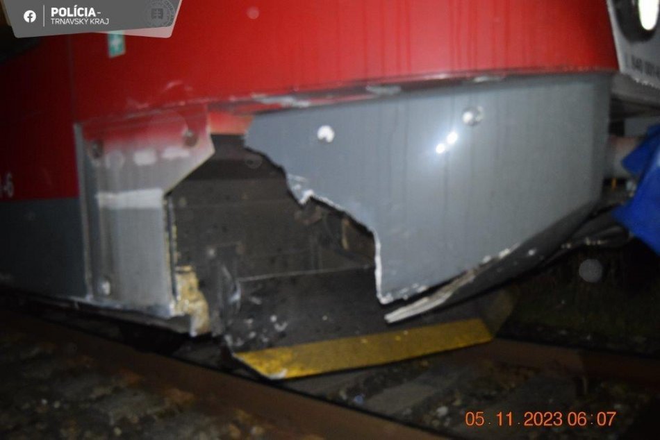 Zrážka auta s vlakom pri obci Kopčany